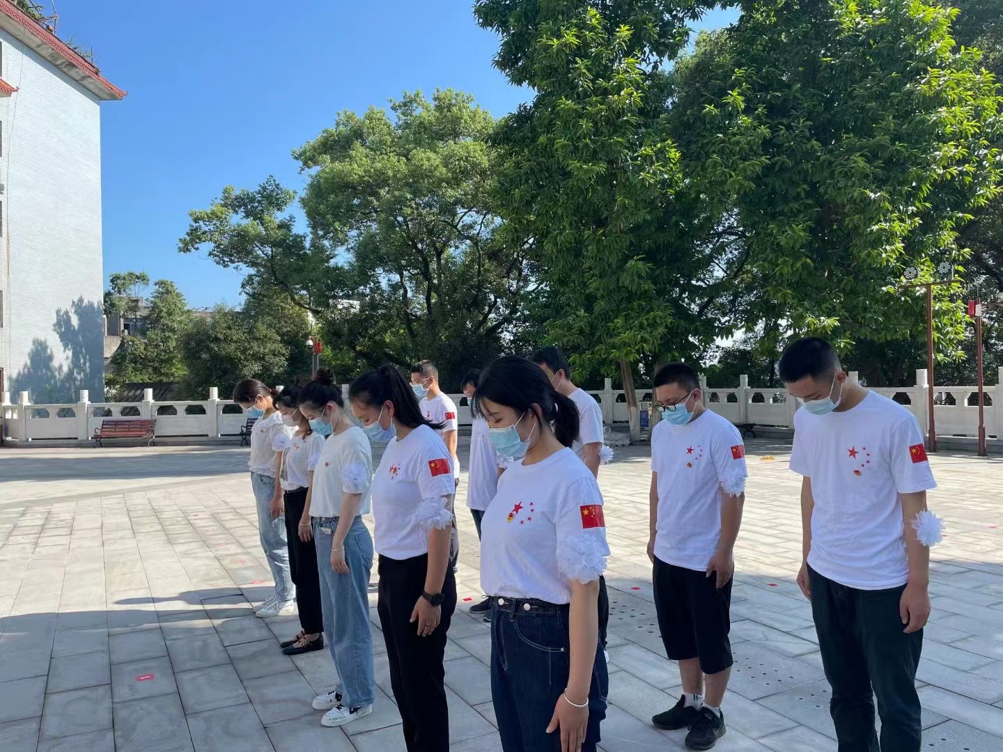 弘旭團(tuán)總支國慶“緬懷先烈,不忘初心”主題團(tuán)日活動(dòng)(圖2) 年輕團(tuán)員在烈士墓前默哀