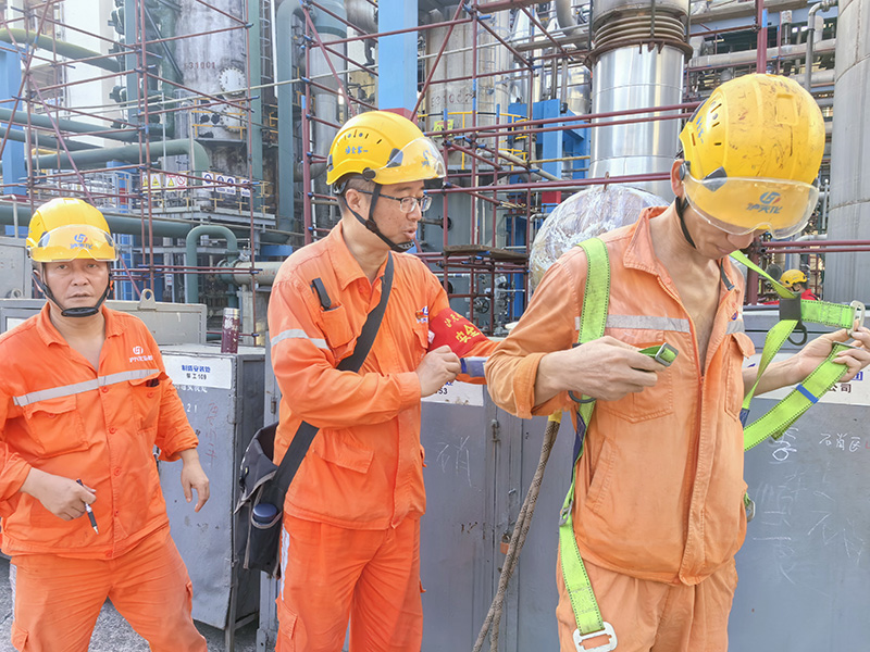 弘旭公司開展瀘天化硝區大修現場安全帽、安全帶、安全網 使用情況檢查(圖1)