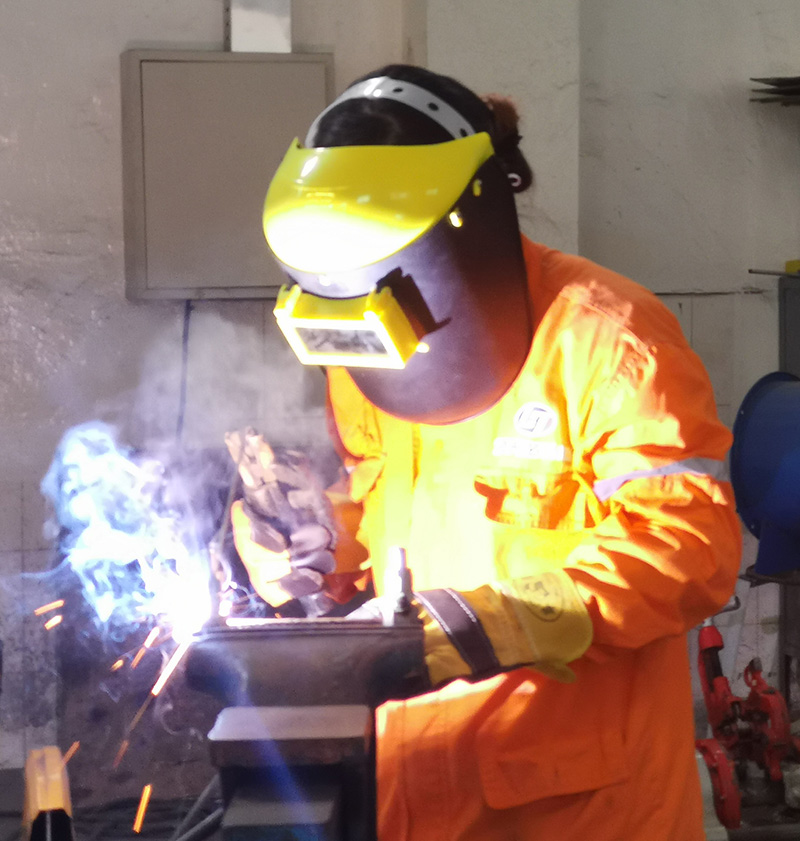 永不褪色的女勞?！浐胄窆倦妰x防腐工程處葉華蘭(圖1)