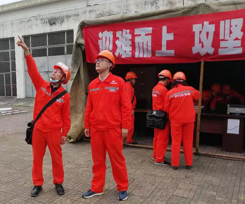 弘旭公司黨委書記熊輝率隊赴中海瀝青項目部檢查指導并慰問員工(圖2) 弘旭公司黨委書記熊輝率隊赴中海瀝青項目部檢查指導并慰問員工(圖2)