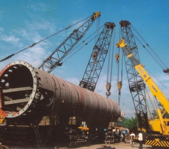 瀘天化年產45萬噸合成氨裝置合成塔吊裝現場(圖1)