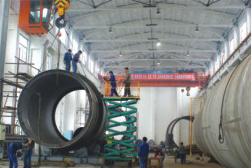 國內第二臺大型稀硝酸吸收塔制作現場(圖1) 國內第二臺大型稀硝酸吸收塔制作現場(圖1)