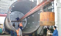 國內第二臺大型稀硝酸吸收塔制作現場(圖2) 國內第二臺大型稀硝酸吸收塔制作現場(圖2)