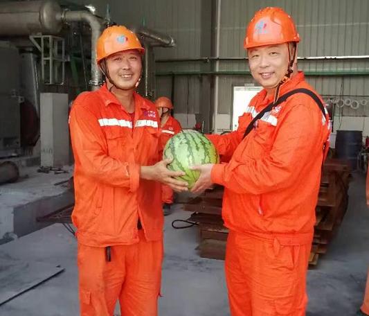 弘旭公司黨委開展向生產一線送清涼活動(圖1) 弘旭公司黨委開展向生產一線送清涼活動(圖1)