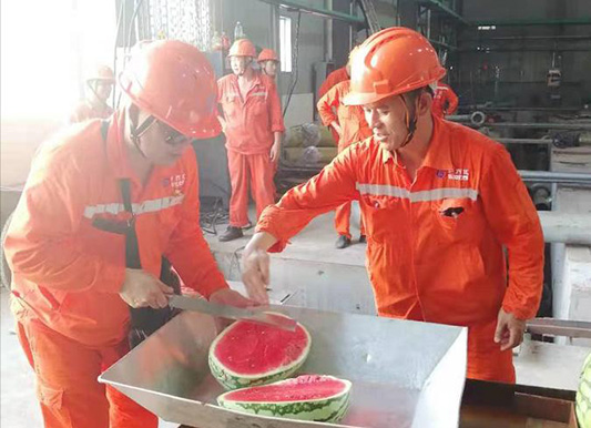 弘旭公司黨委開展向生產一線送清涼活動(圖2) 弘旭公司黨委開展向生產一線送清涼活動(圖2)